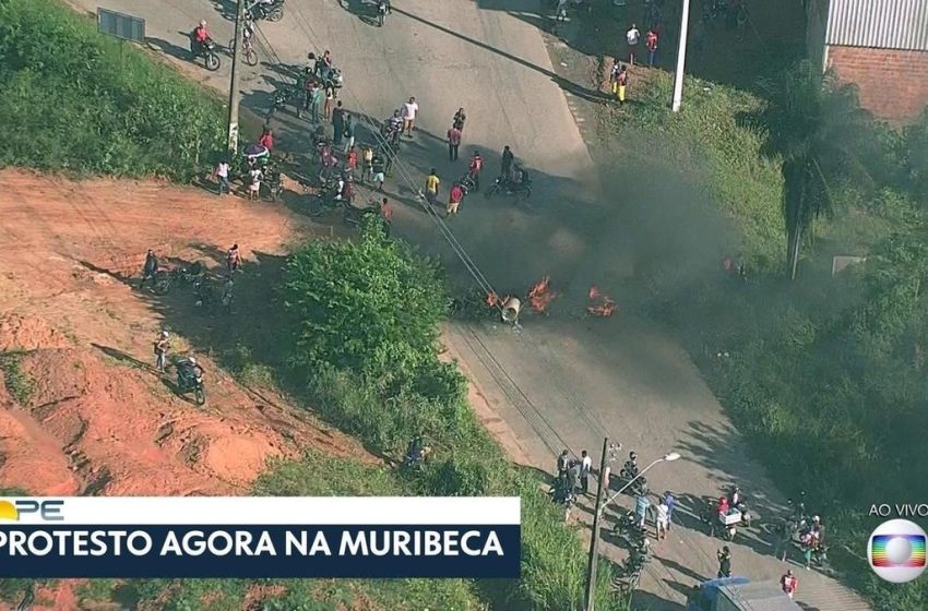  Protesto interdita Estrada da Muribeca, em Jaboatão dos Guararapes – G1
