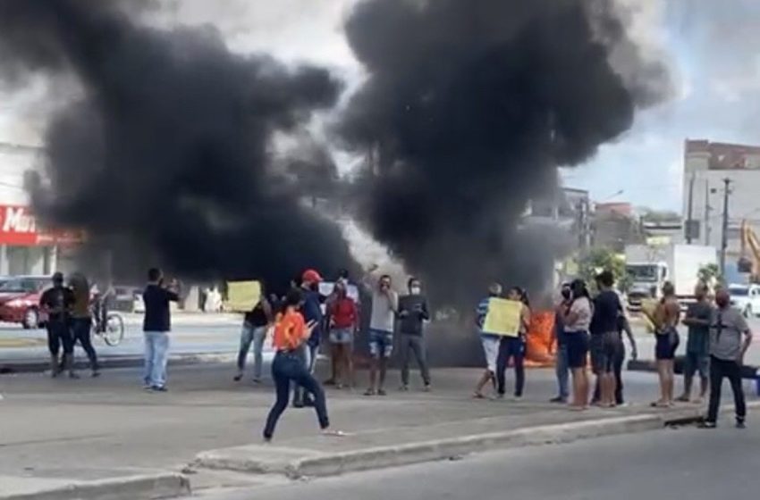  Protesto bloqueia trecho Estrada da Batalha e complica trânsito em Jaboatão dos Guararapes – G1