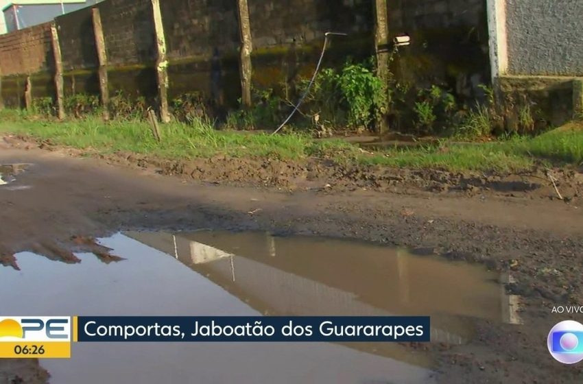  Moradores de bairro de Jaboatão relatam lixo, buracos e lama mais de um mês após fortes chuvas: 'a gente está abandonado' – G1