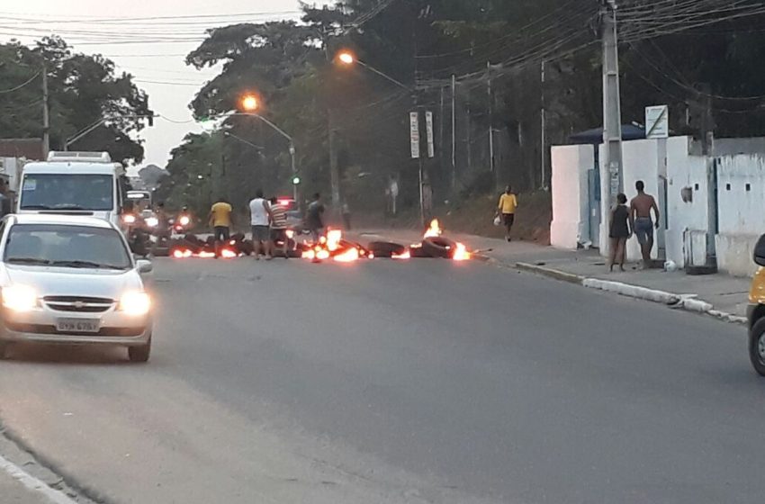  Protesto por falta d'água interdita avenida em Jaboatão, no Grande Recife – G1