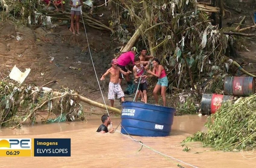  Ponte cede, moradores ficam ilhados e vizinhos usam caixa d'água para enviar doações através de rio, em Jaboatão – G1