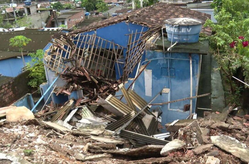  Deslizamento de barreira destrói duas casas e atinge outro imóvel em Jaboatão dos Guararapes – G1